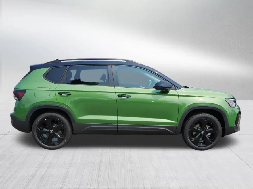 2025 Volkswagen Taos SE photo 1