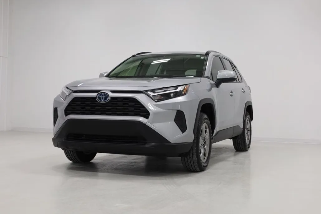 2022 Toyota RAV4 XLE photo 1