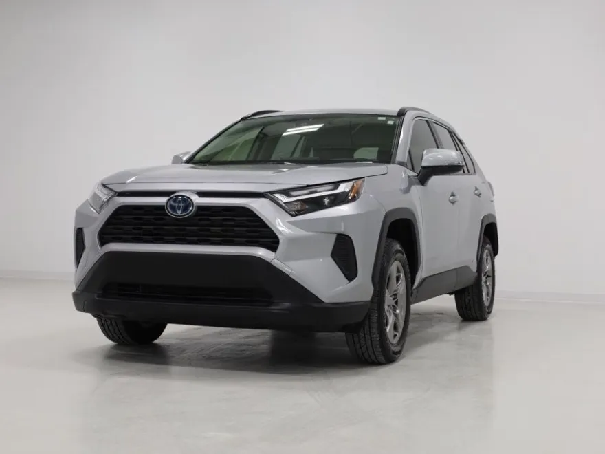 2022 Toyota RAV4 XLE photo 1