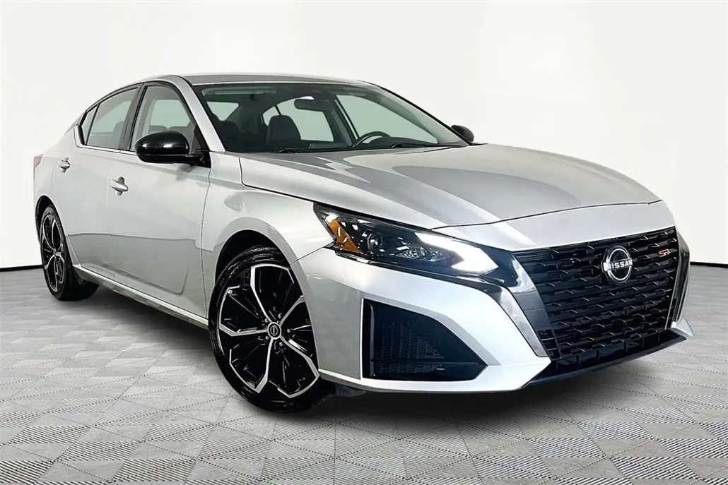 2023 Nissan Altima 2.5 SR photo 1