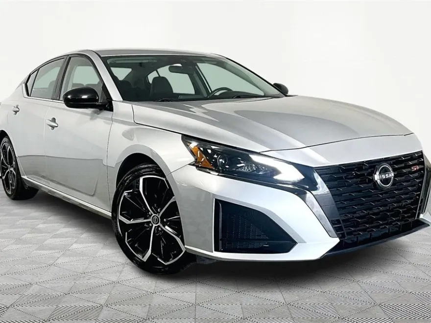 2023 Nissan Altima 2.5 SR photo 1