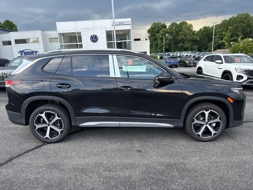 2025 Volkswagen Tiguan SE photo 1