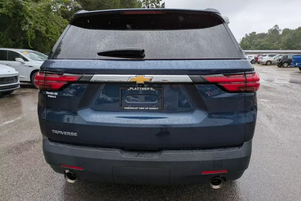 2022 Chevrolet Traverse LS photo 1