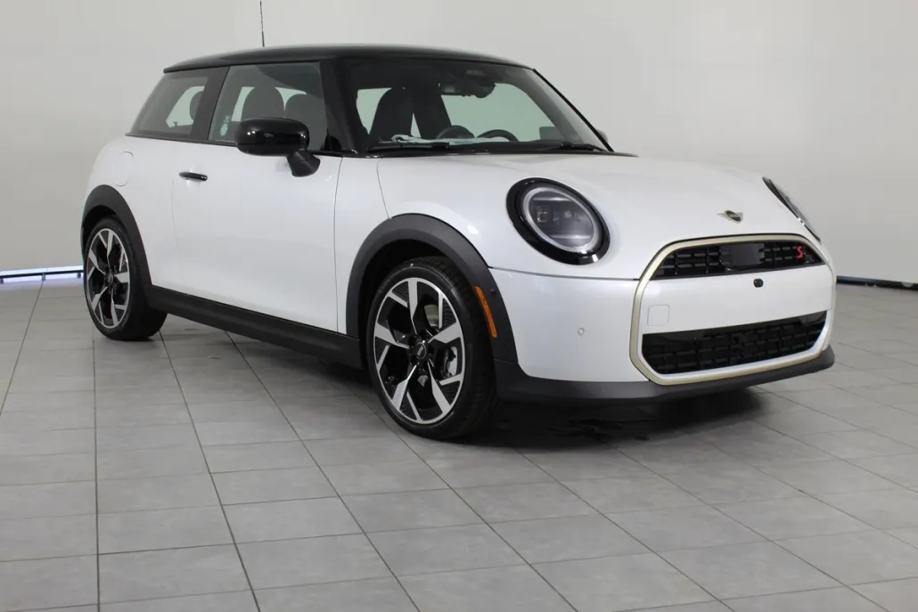 2025 Mini Cooper 2 Door Hardtop Iconic photo 1