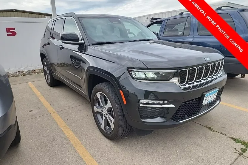 2023 Jeep Cherokee Base photo 1