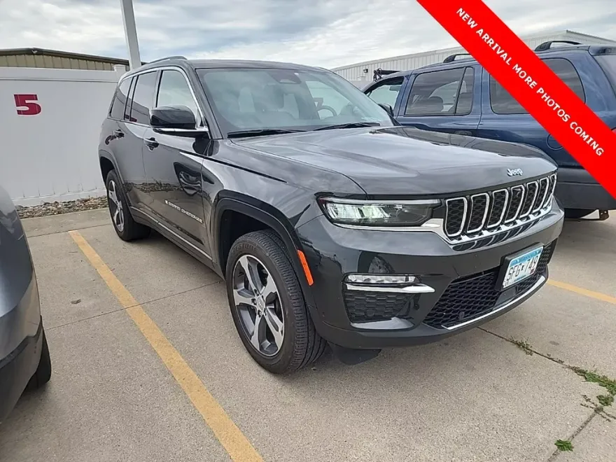 2023 Jeep Cherokee Base photo 1