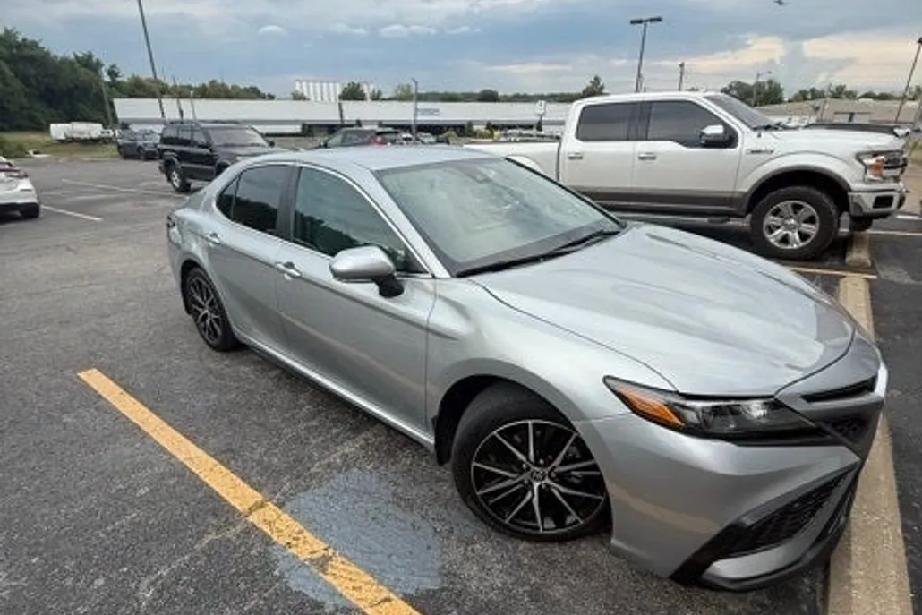 2024 Toyota Camry SE photo 1