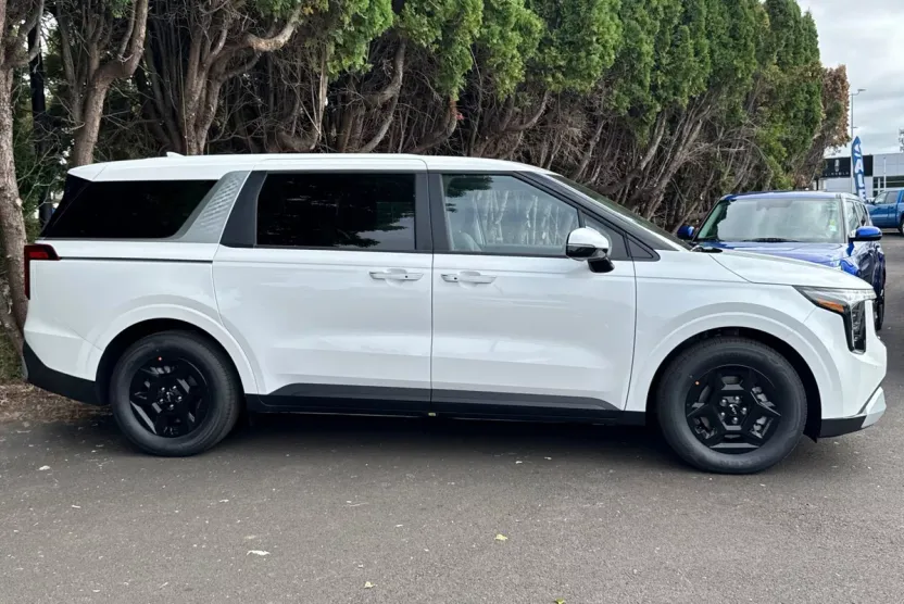 2026 Kia Carnival LX photo 1