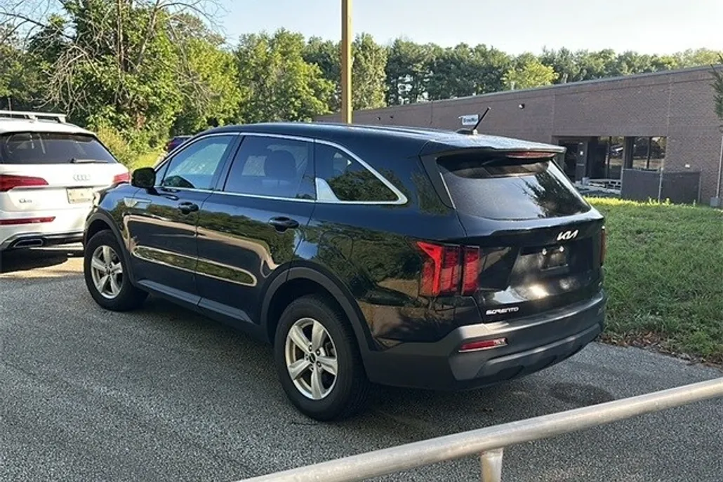 2023 Kia Sorento LX photo 1