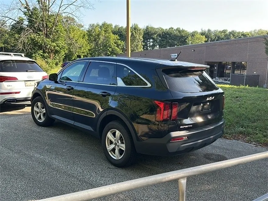 2023 Kia Sorento LX photo 1