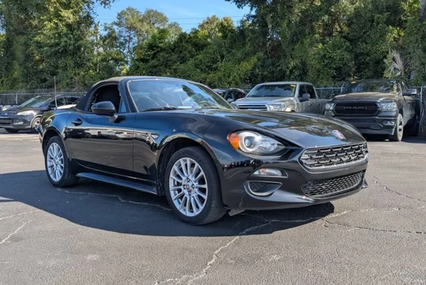 2017 Fiat 124 Spider Classica photo 1