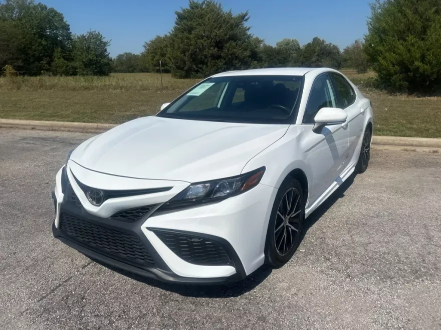 2024 Toyota Camry SE photo 1