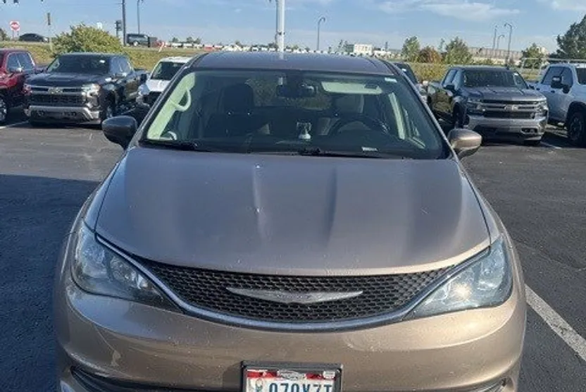 2017 Chrysler Pacifica Touring photo 1