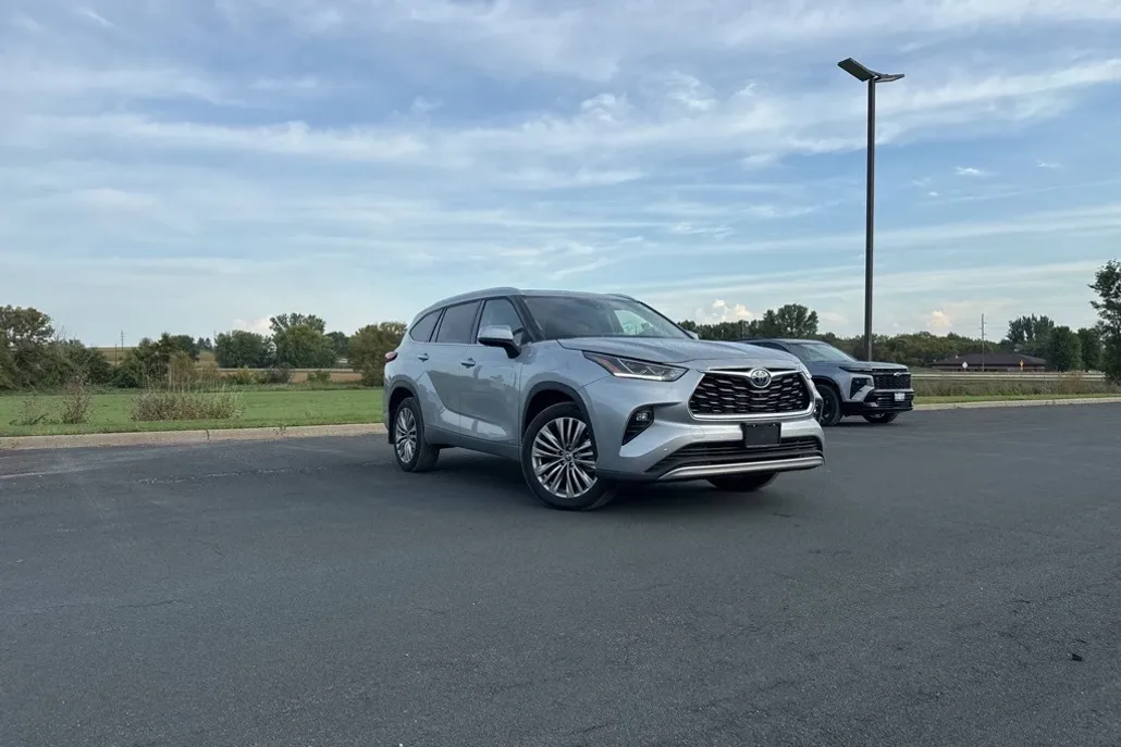 2023 Toyota Highlander Hybrid Platinum photo 1