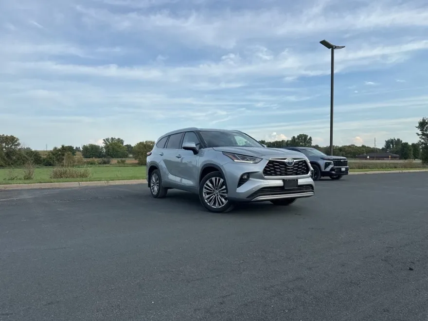 2023 Toyota Highlander Hybrid Platinum photo 1
