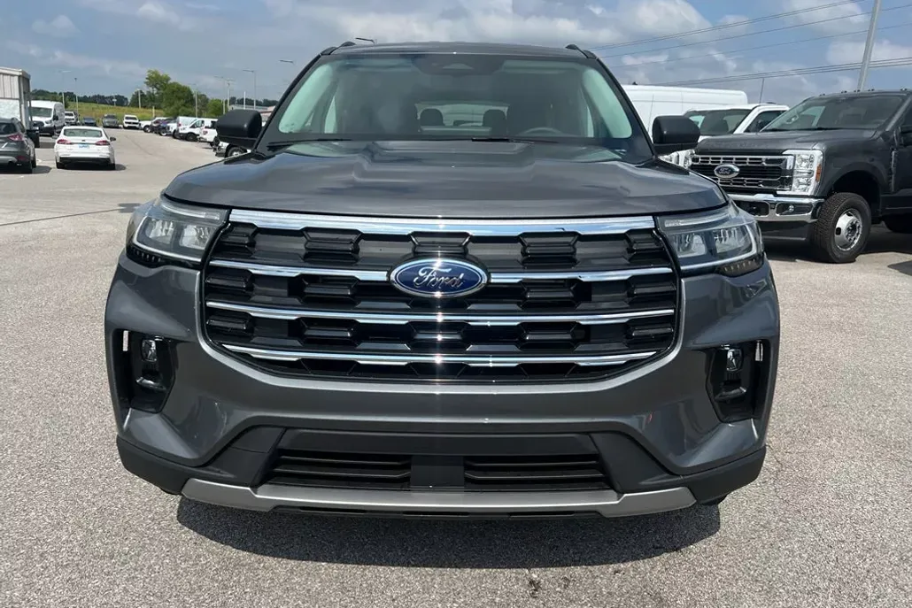 2025 Ford Explorer photo 1