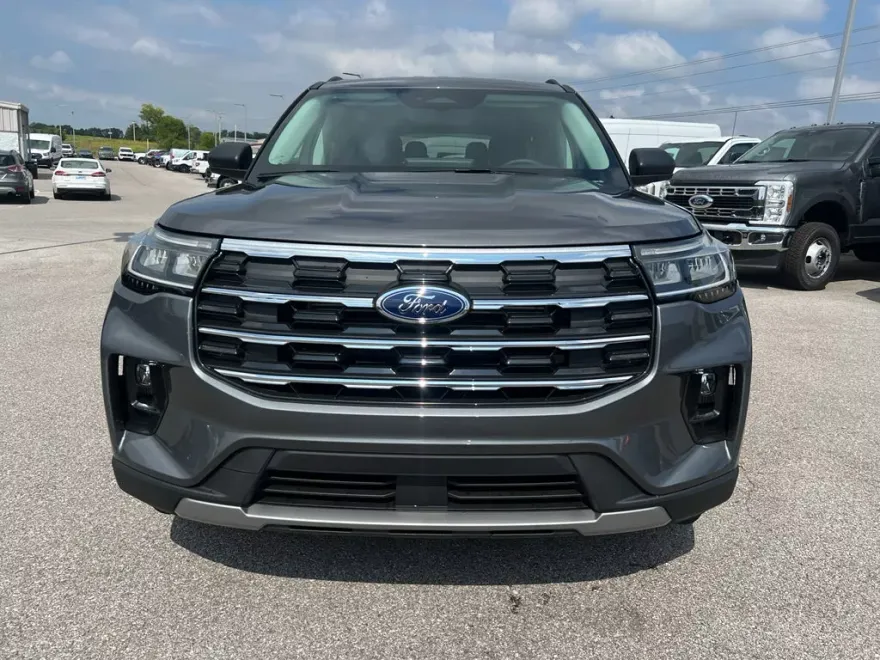 2025 Ford Explorer photo 1