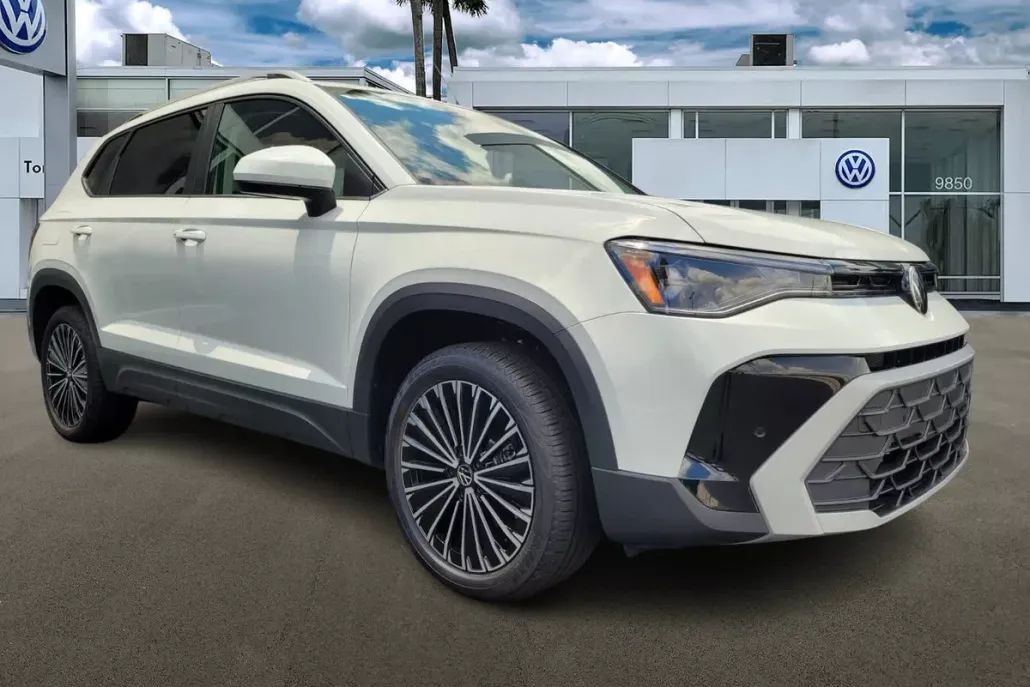 2025 Volkswagen Taos SE photo 1