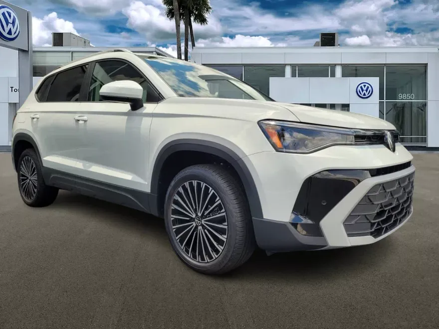 2025 Volkswagen Taos SE photo 1
