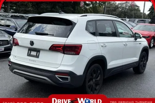 2023 Volkswagen Taos SE photo 3