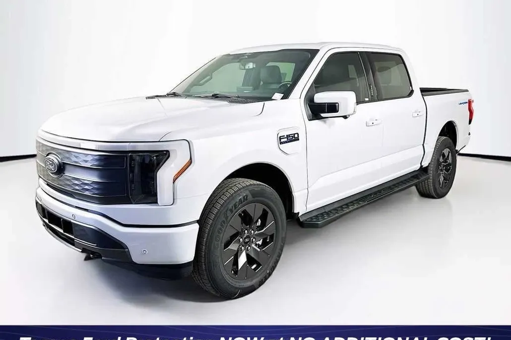 2025 Ford F-150 Lightning Lariat photo 1