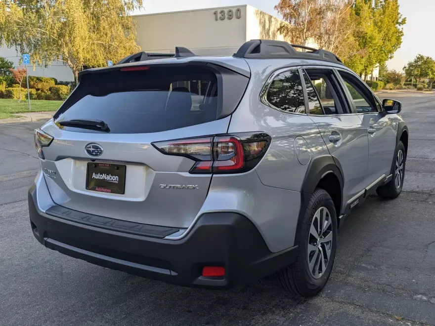 2025 Subaru Outback Premium photo 1