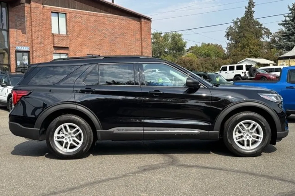 2025 Ford Explorer photo 1