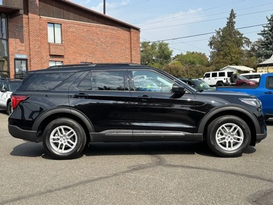 2025 Ford Explorer photo 1