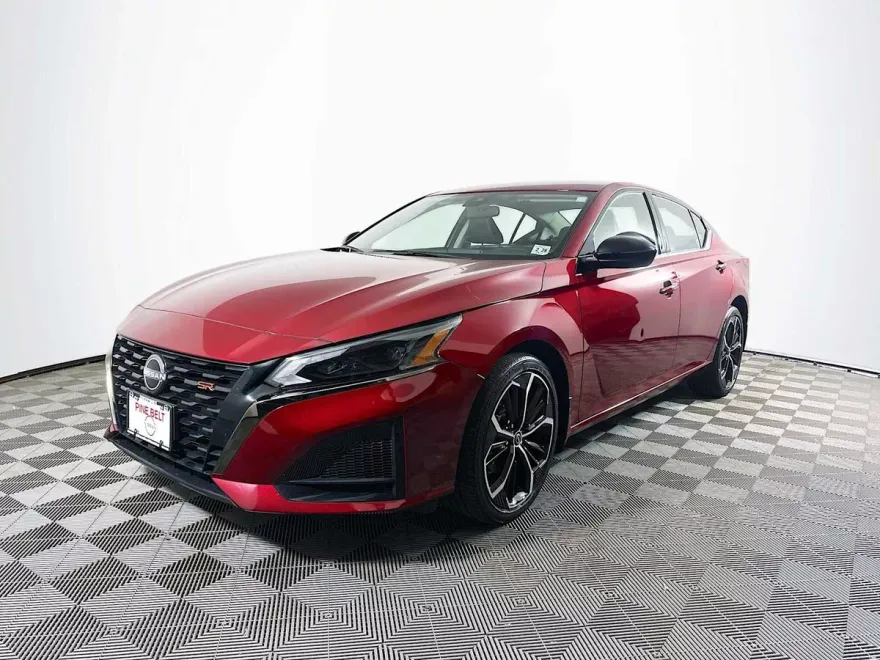 2023 Nissan Altima 2.5 SR photo 1