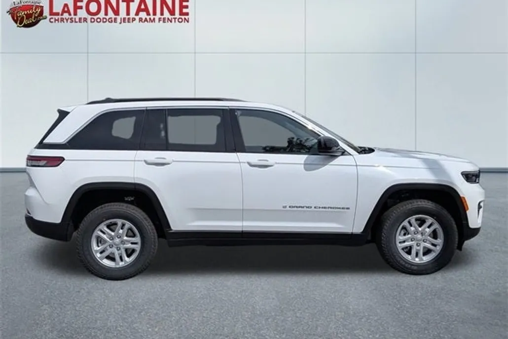 2025 Jeep Grand Cherokee Laredo photo 1