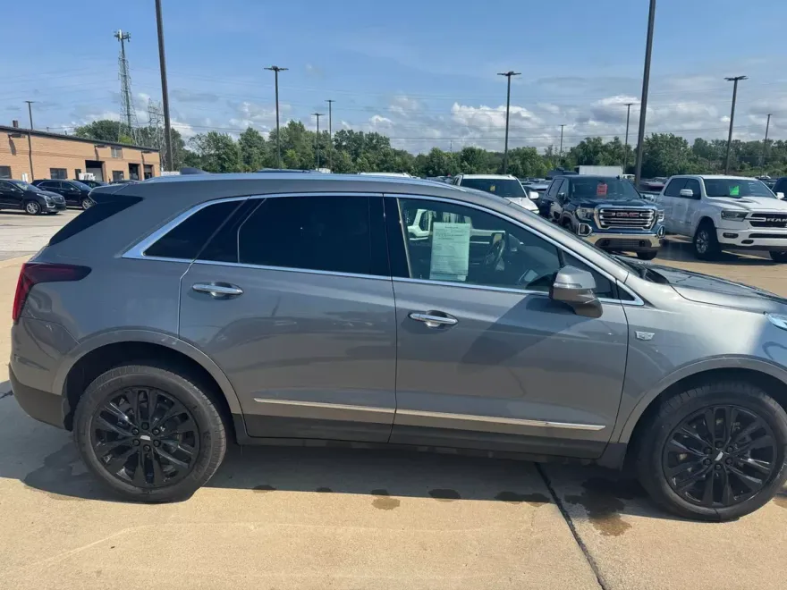 2022 Cadillac XT5 Luxury photo 1