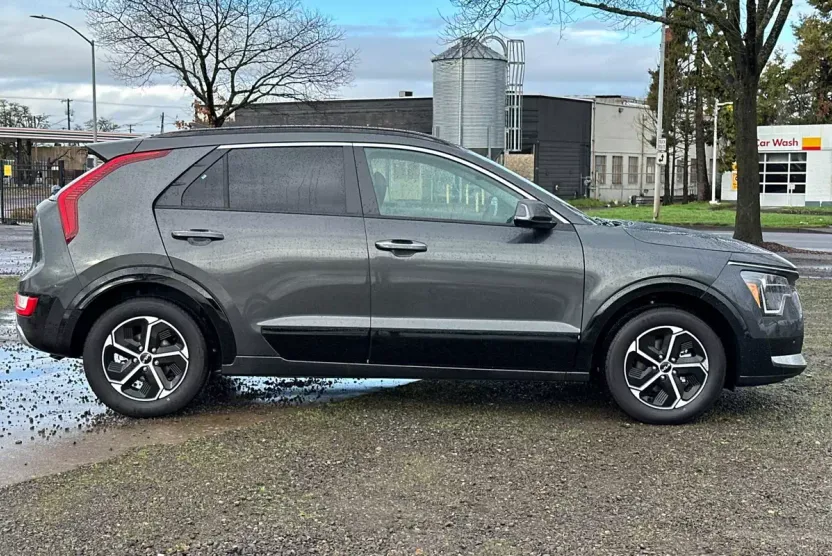 2025 Kia Niro SX photo 1