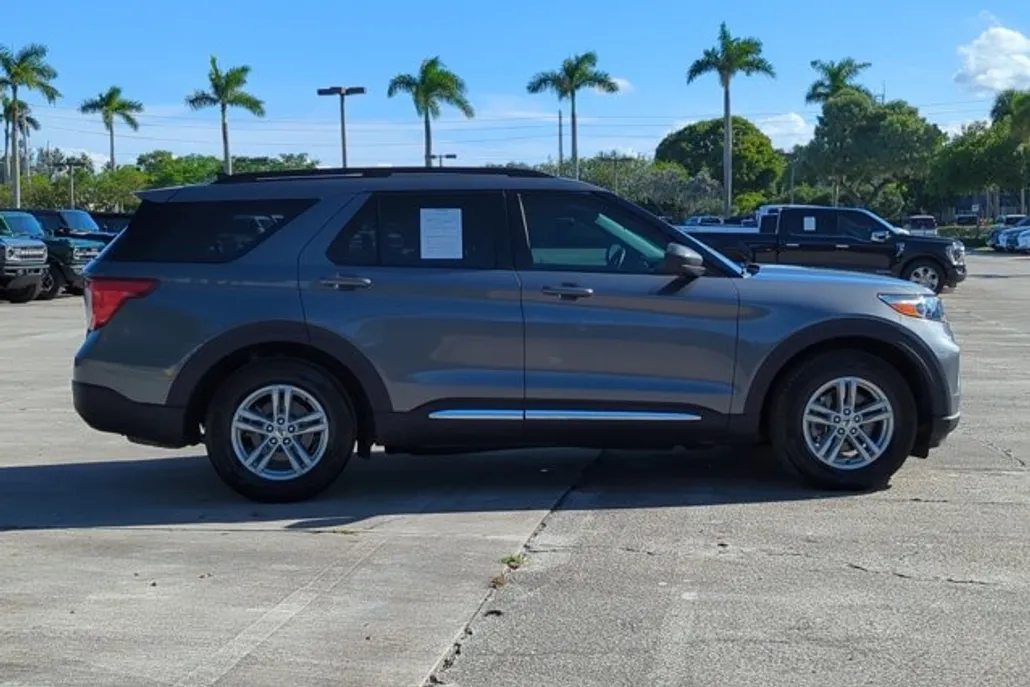 2023 Ford Explorer XLT photo 1