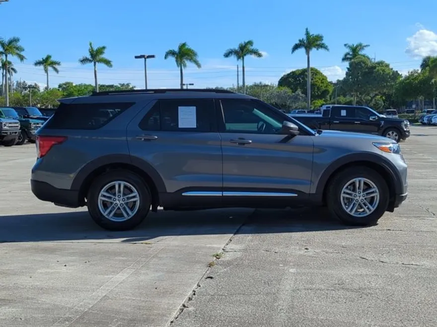 2023 Ford Explorer XLT photo 1