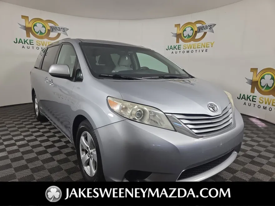 2017 Toyota Sienna LE photo 1