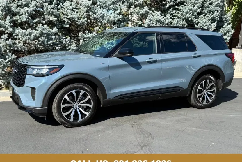 2025 Ford Explorer ST-Line photo 1
