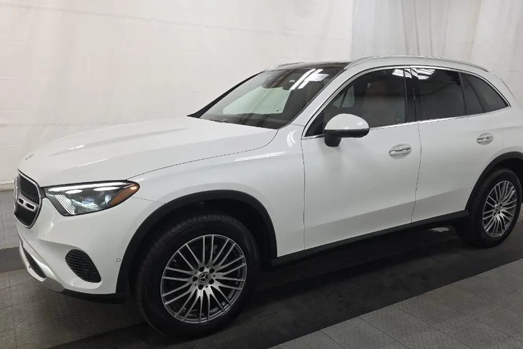 2024 Mercedes Benz GLC 300 photo 1