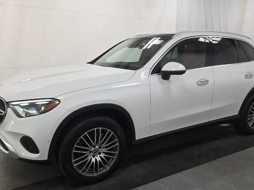 2024 Mercedes Benz GLC 300 photo 1