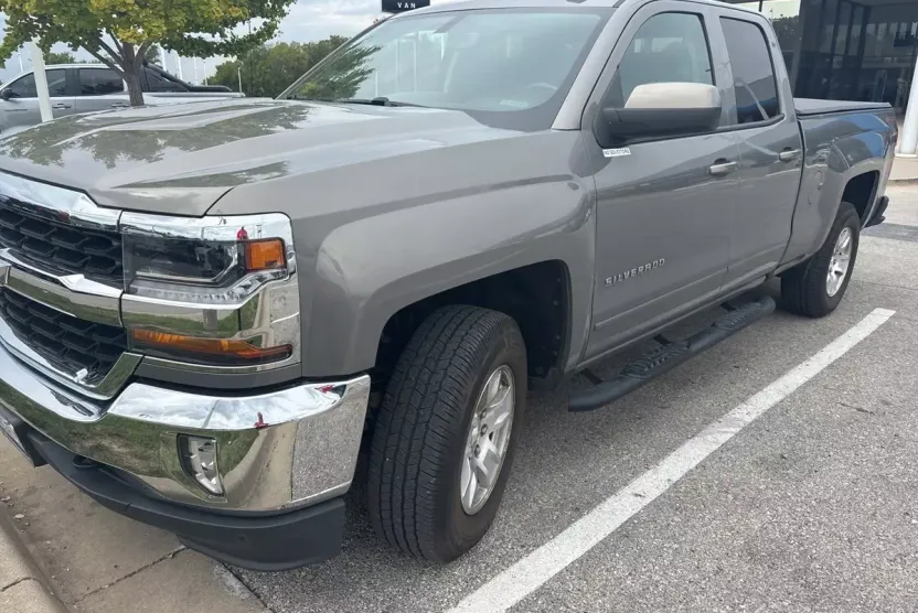 2017 Chevrolet Silverado 1500 LT photo 1
