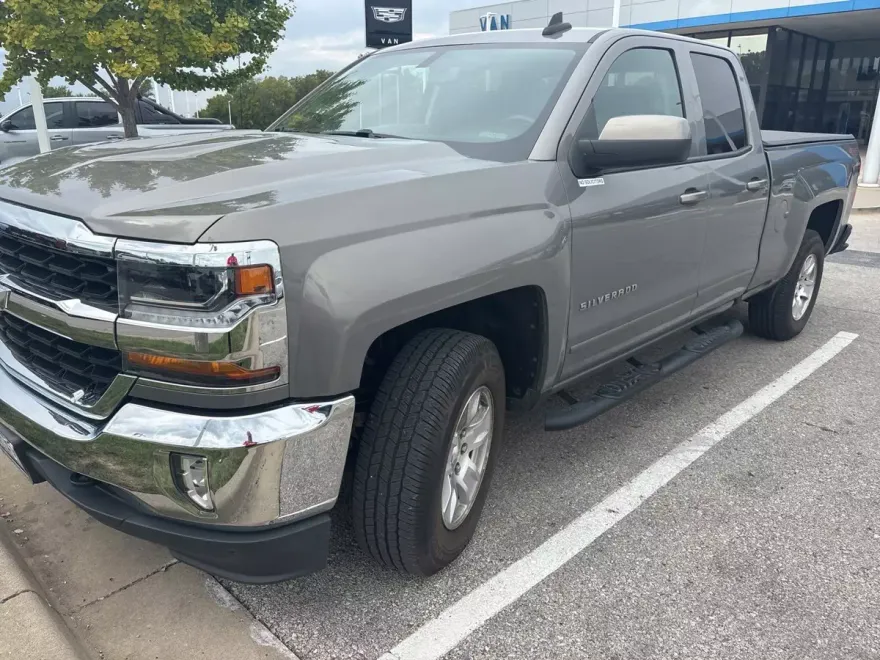 2017 Chevrolet Silverado 1500 LT photo 1