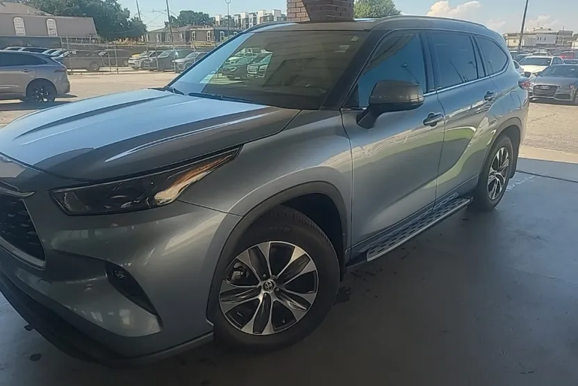 2022 Toyota Highlander XLE photo 1