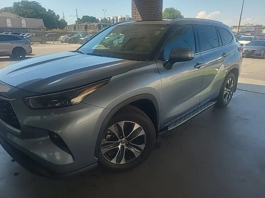 2022 Toyota Highlander XLE photo 1