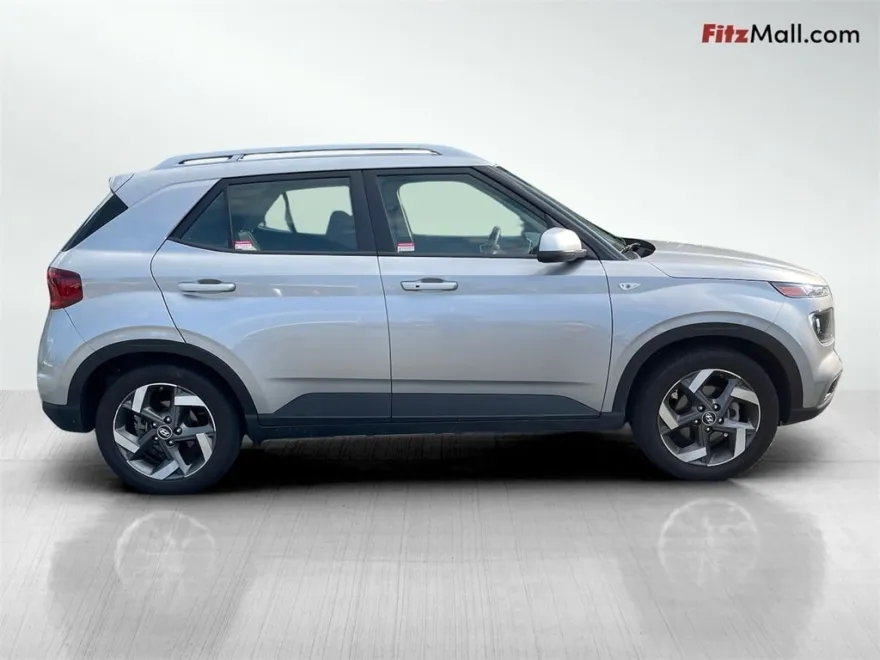 2024 Hyundai Venue SEL photo 1