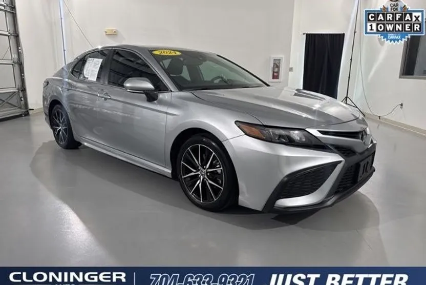 2024 Toyota Camry SE photo 1