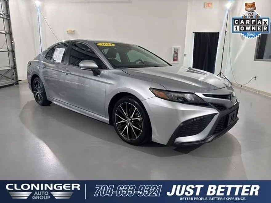 2024 Toyota Camry SE photo 1