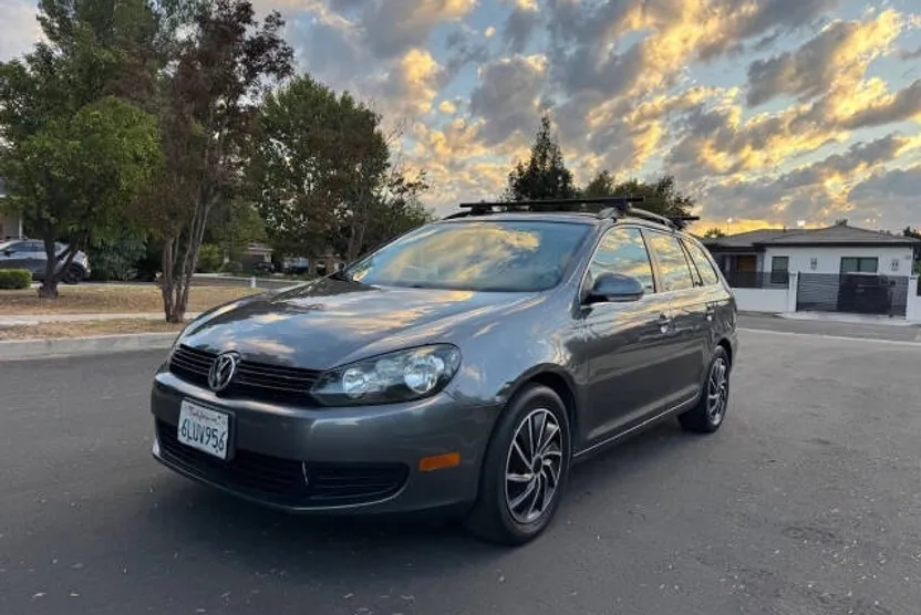 2010 Volkswagen Jetta SportWagen TDI photo 1