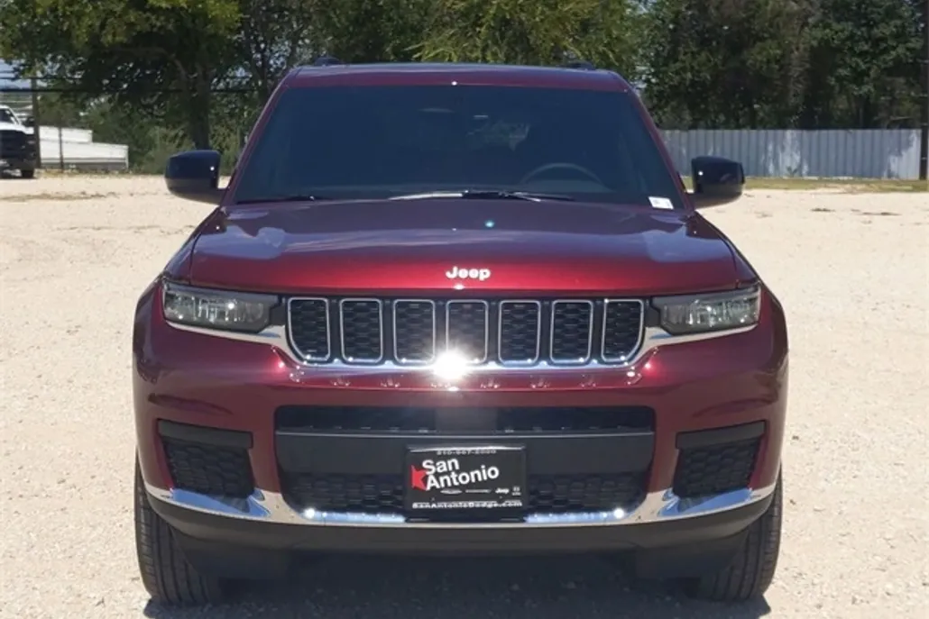 2025 Jeep Cherokee Laredo photo 1