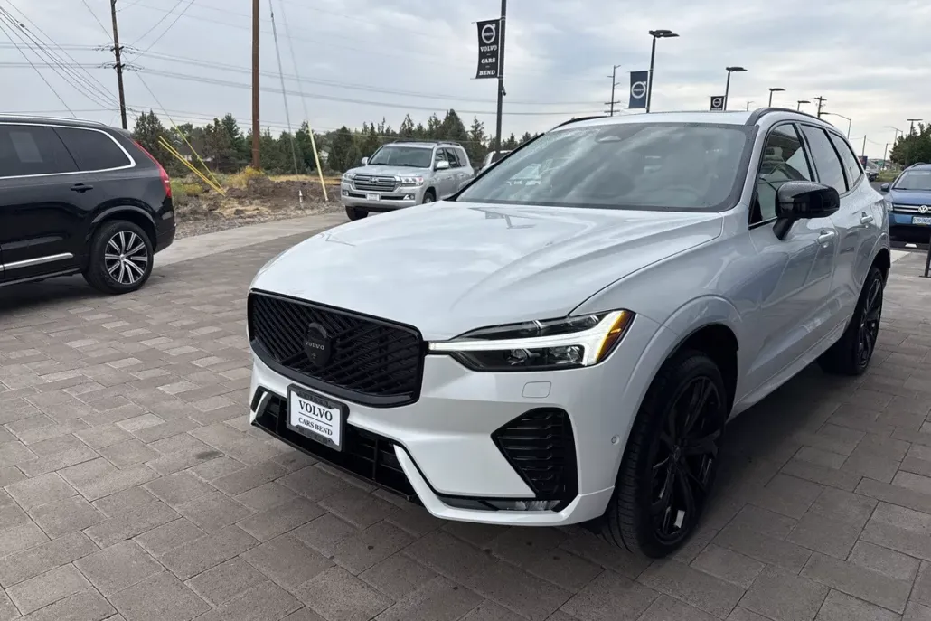 2026 Volvo XC60 B5 Black Edition photo 1