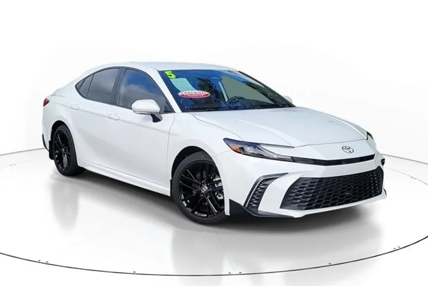 2025 Toyota Camry SE photo 1