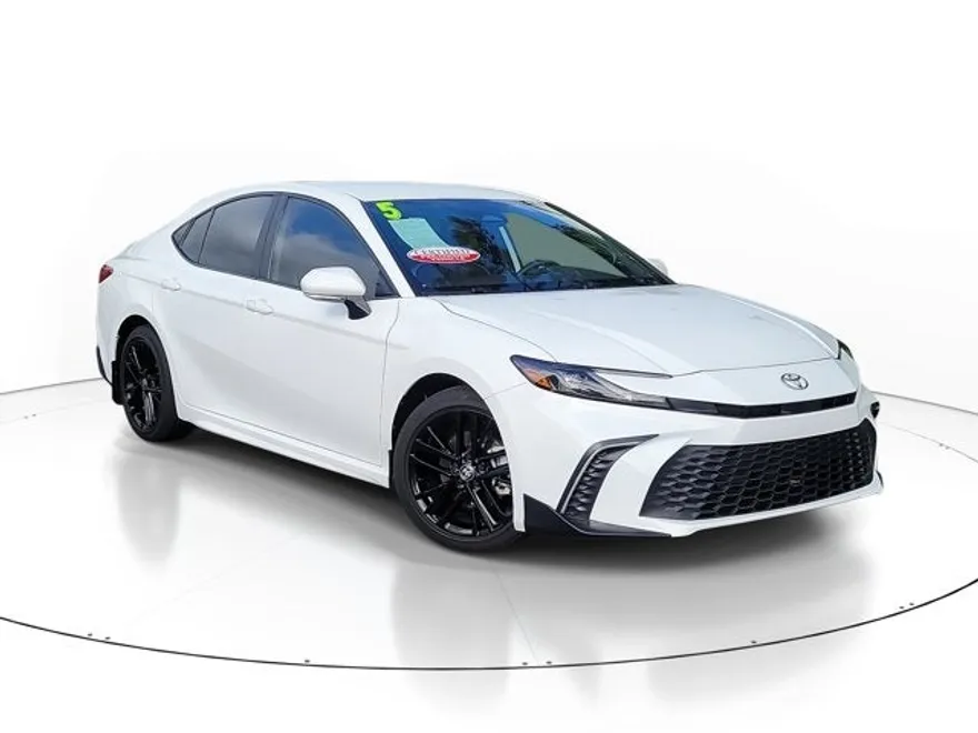 2025 Toyota Camry SE photo 1